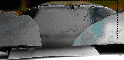  Увеличенное в 8 раз изображение растрескивания наплавленного металла аустенитного шва, идущее от поверхности вглубь металла 