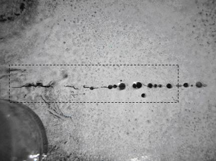  Микротрещины вдоль цепочки пор, обнаруженные магнитопорошковой дефектоскопией 